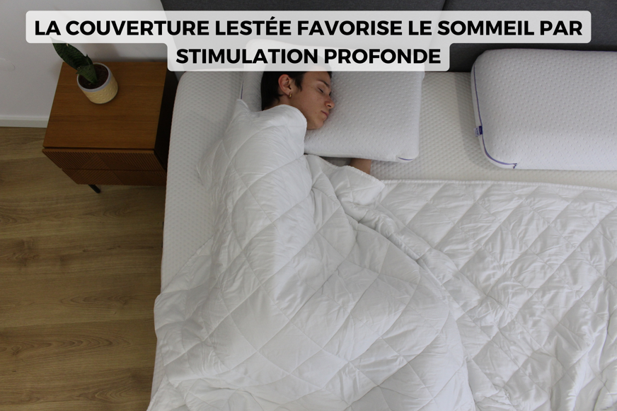file qui dort avec une couverture lestée